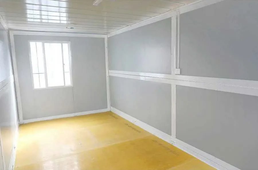 Interior real de la caseta Folder X1300, con ventana, suelo técnico y aislamiento