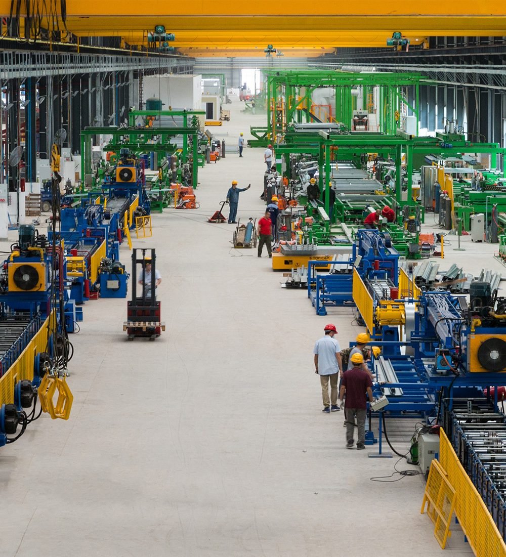 Nave de producción con líneas de perfilado