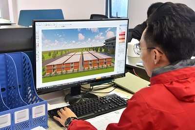 Ingeniero diseñando un proyecto modular en 3D